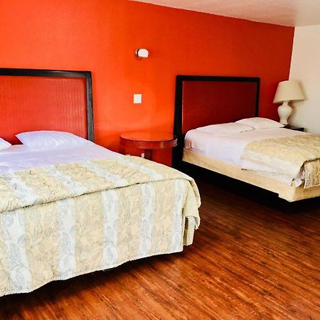 Norwalk Inn & Suites エクステリア 写真