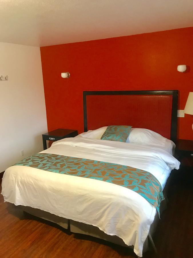 Norwalk Inn & Suites エクステリア 写真