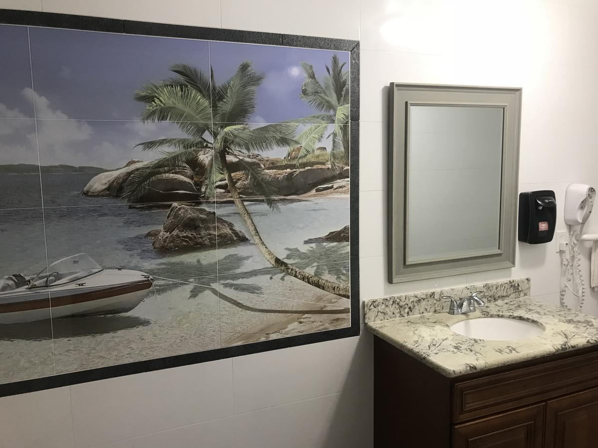 Norwalk Inn & Suites エクステリア 写真
