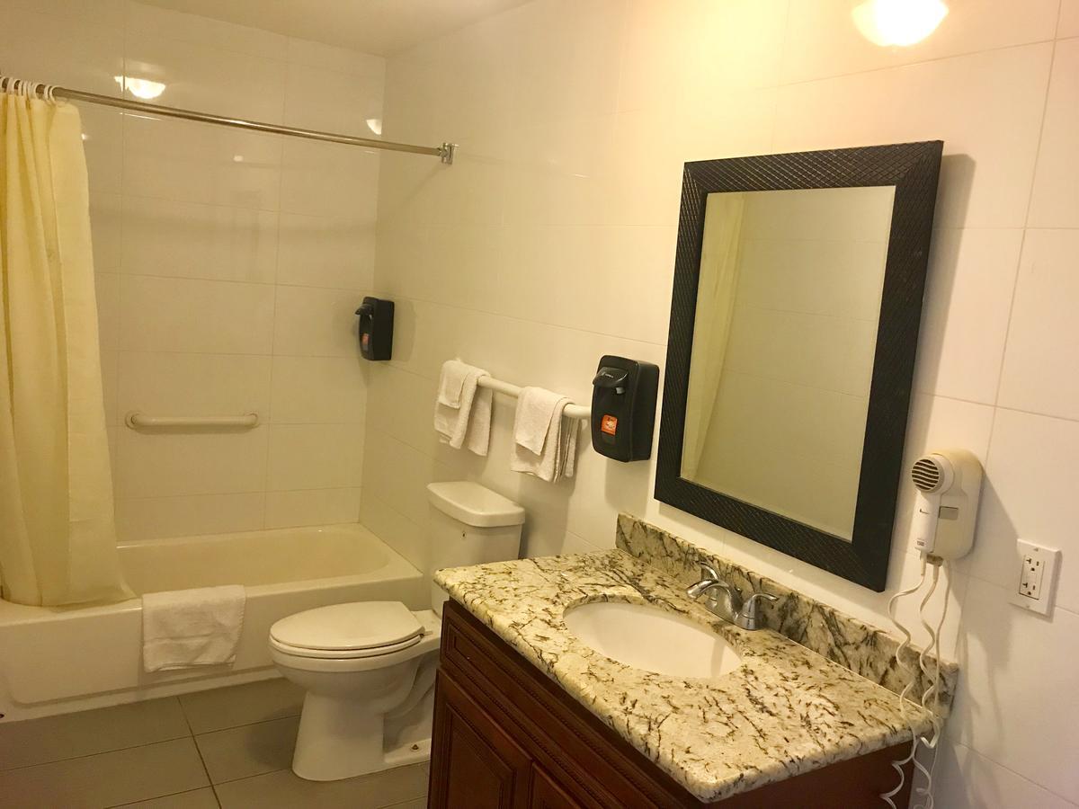 Norwalk Inn & Suites エクステリア 写真