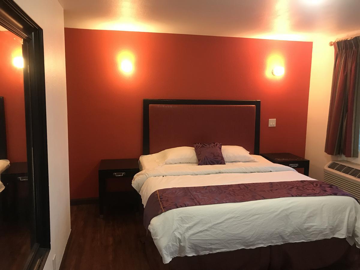Norwalk Inn & Suites エクステリア 写真