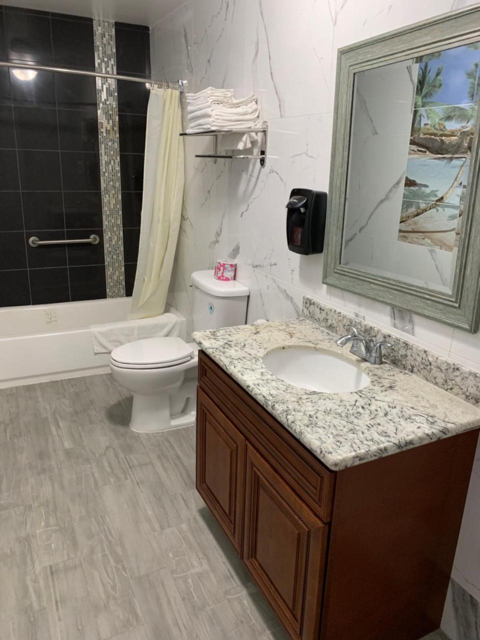 Norwalk Inn & Suites エクステリア 写真