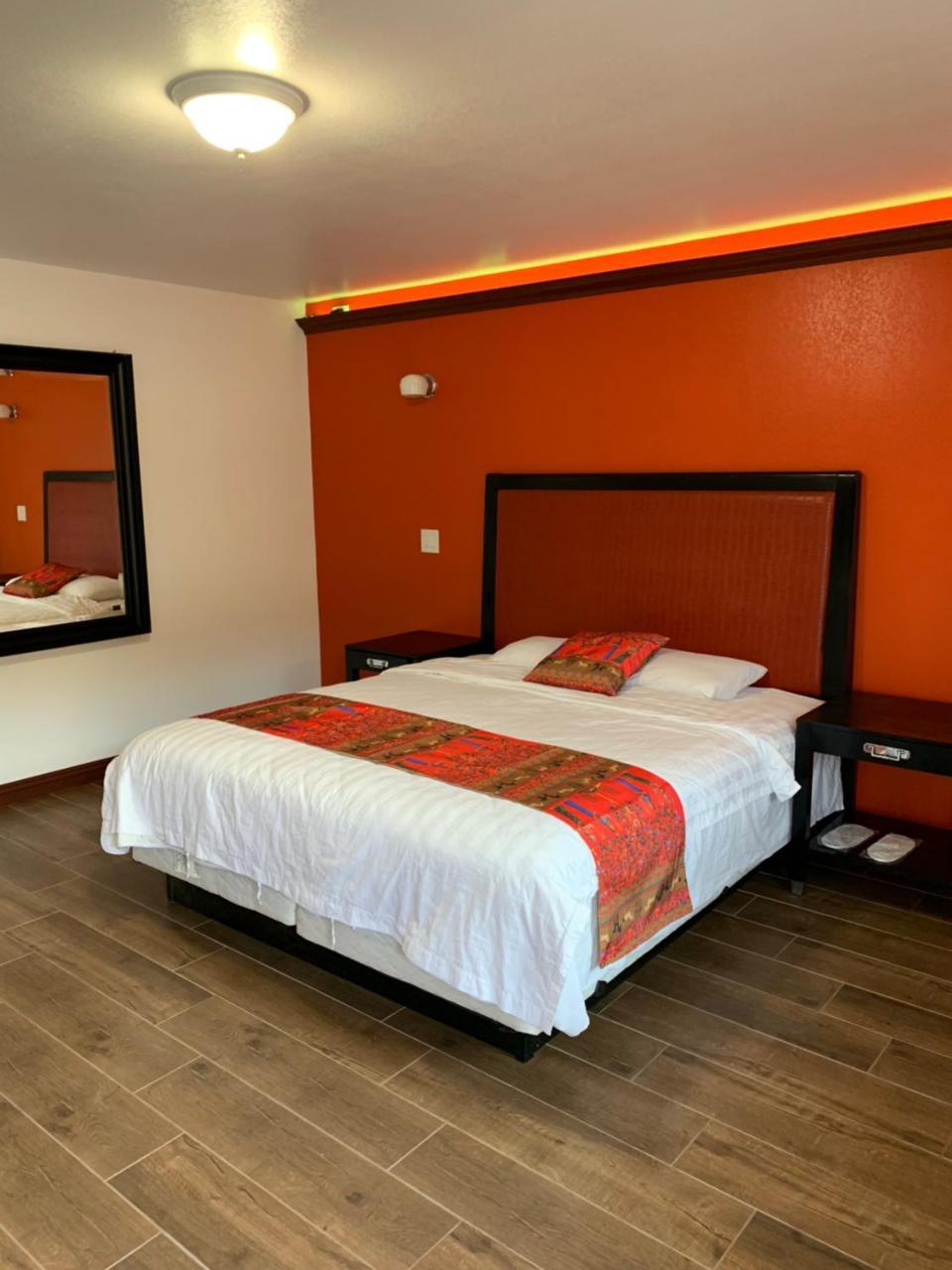 Norwalk Inn & Suites エクステリア 写真