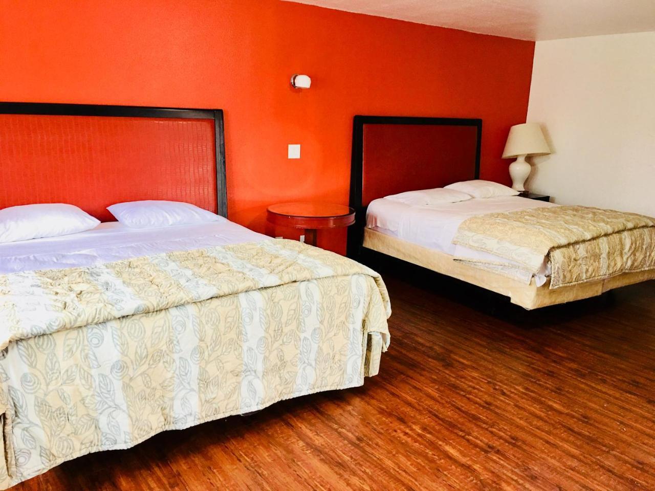Norwalk Inn & Suites エクステリア 写真